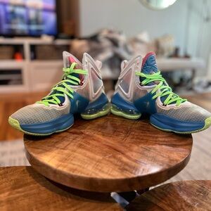 Nike LeBron 19 Boys Basketball Shoes 5Y